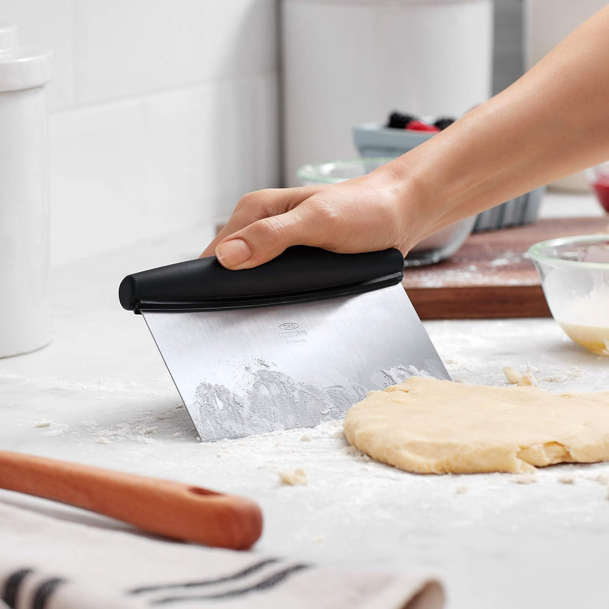 OXO Good Grips Stainless Steel Multi-Purpose Scraper & Chopper, Dough Cutter for Pizza, Bread and Cookie Dough, Multi-Purpose Vegetable Chopper, Dishwasher-Safe Kitchen Essential